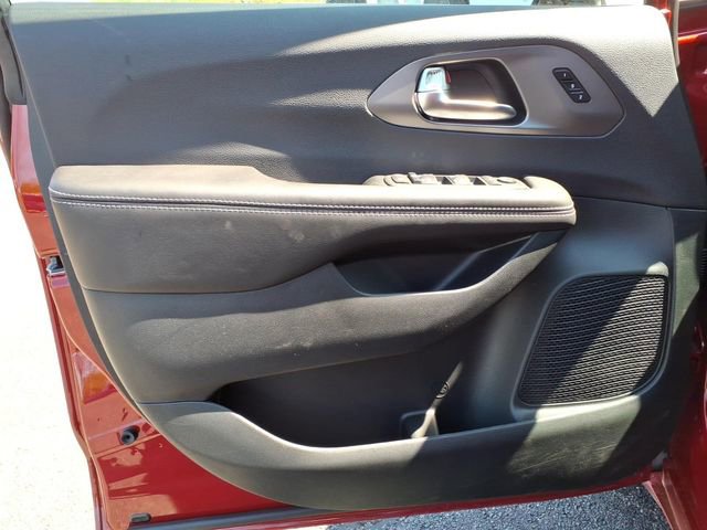 New 2027 Chrysler Pacifica Limited FWD image 10
