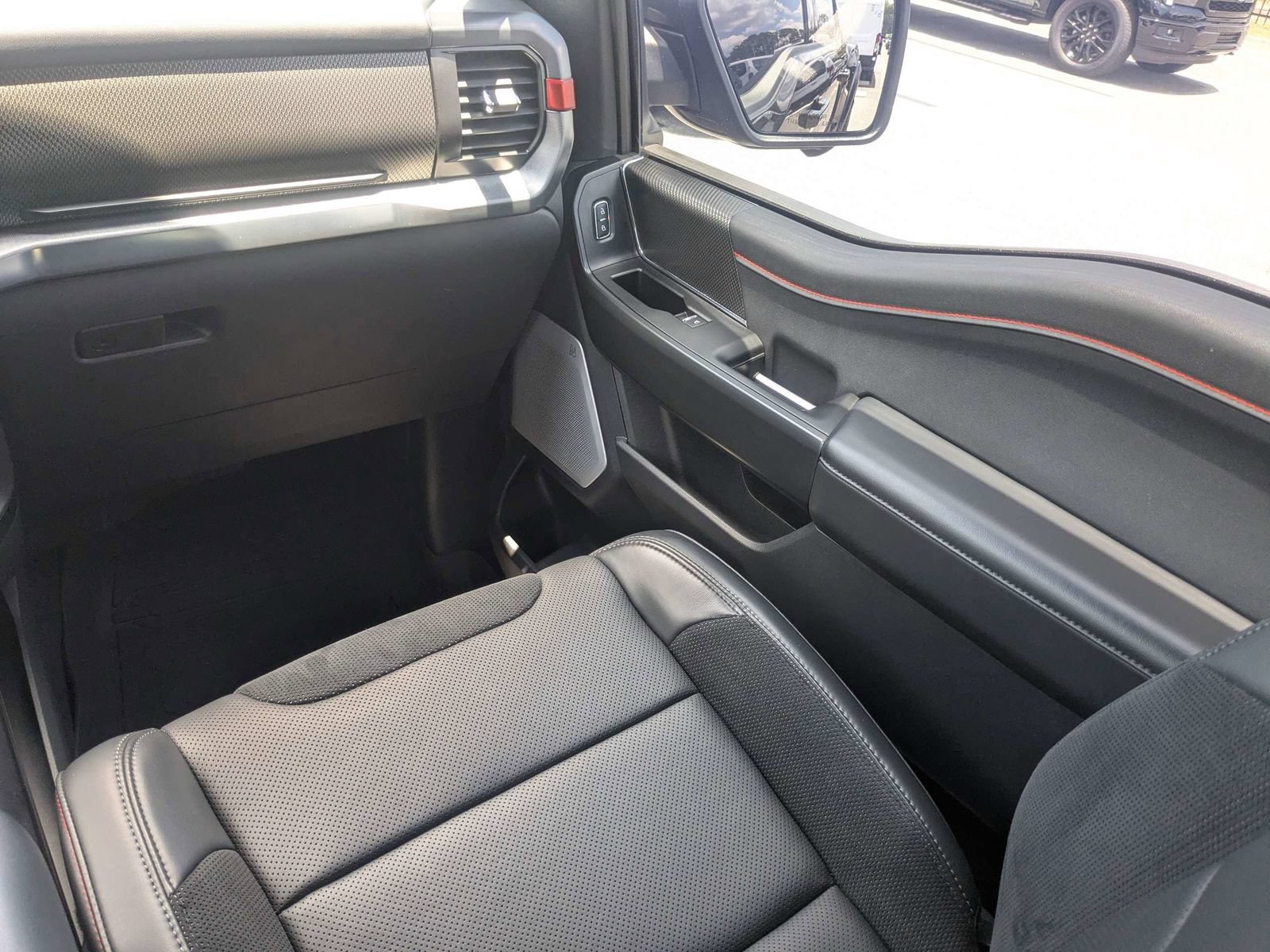 Used 2025 Ford F150 Raptor AWD/4WD image 17