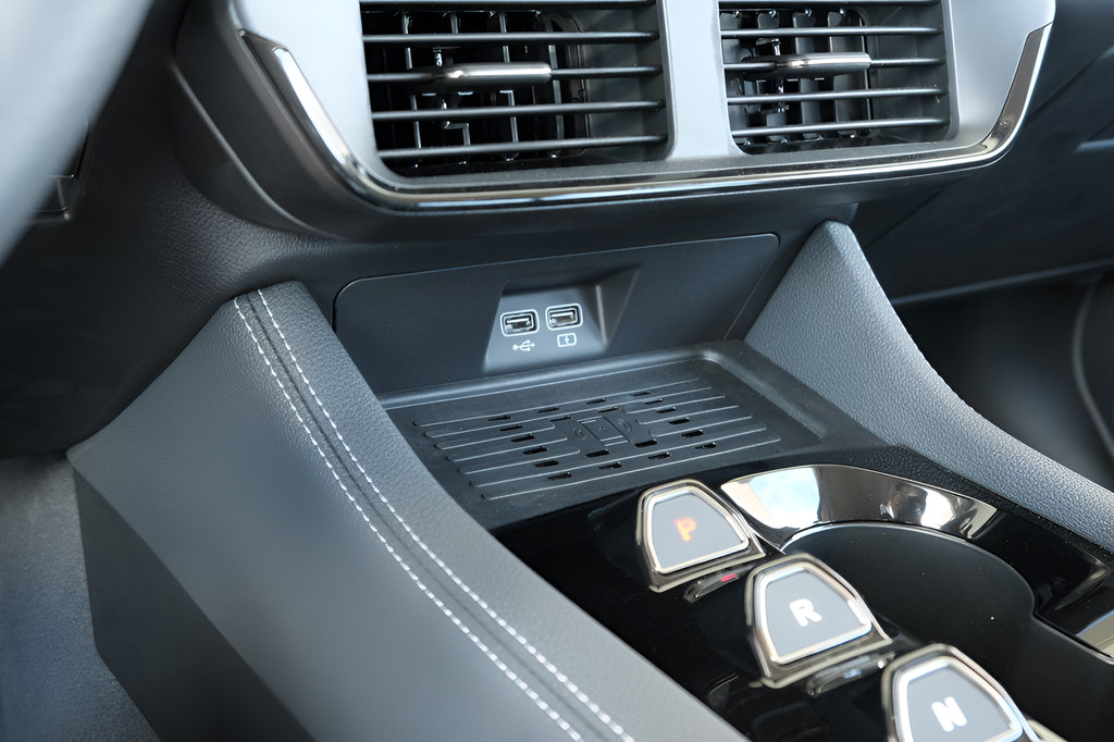 New 2025 VinFast VF 8 Eco AWD/4WD image 13