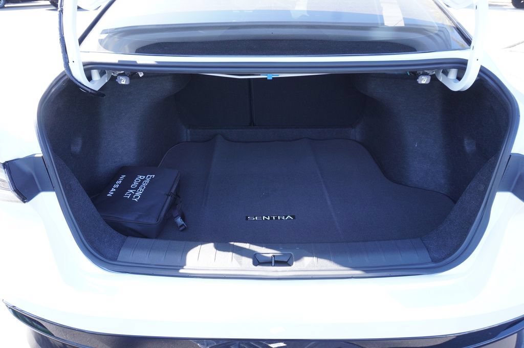 New 2026 Nissan Sentra SR w/ Floor Mat Package FWD image 8