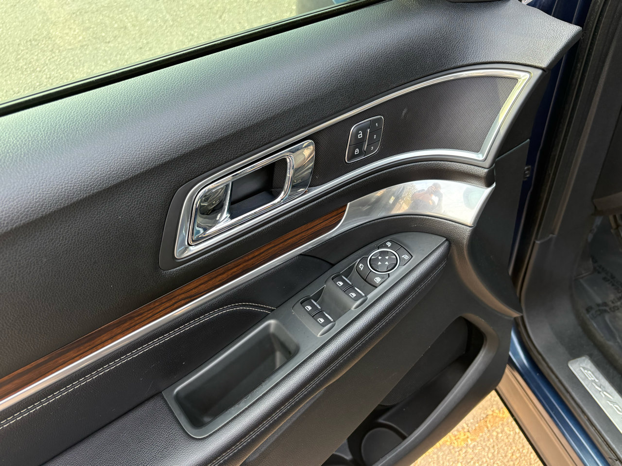 Used 2017 Ford Explorer Limited image 27