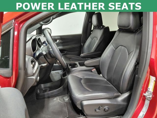 Used 2025 Chrysler Pacifica Select image 3