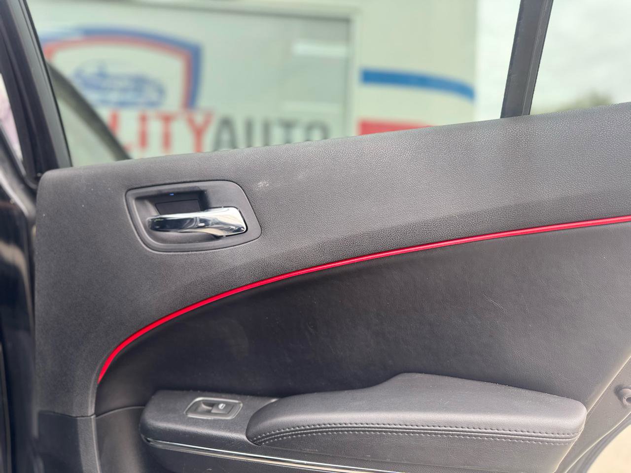 Used 2013 Dodge Charger SE image 39