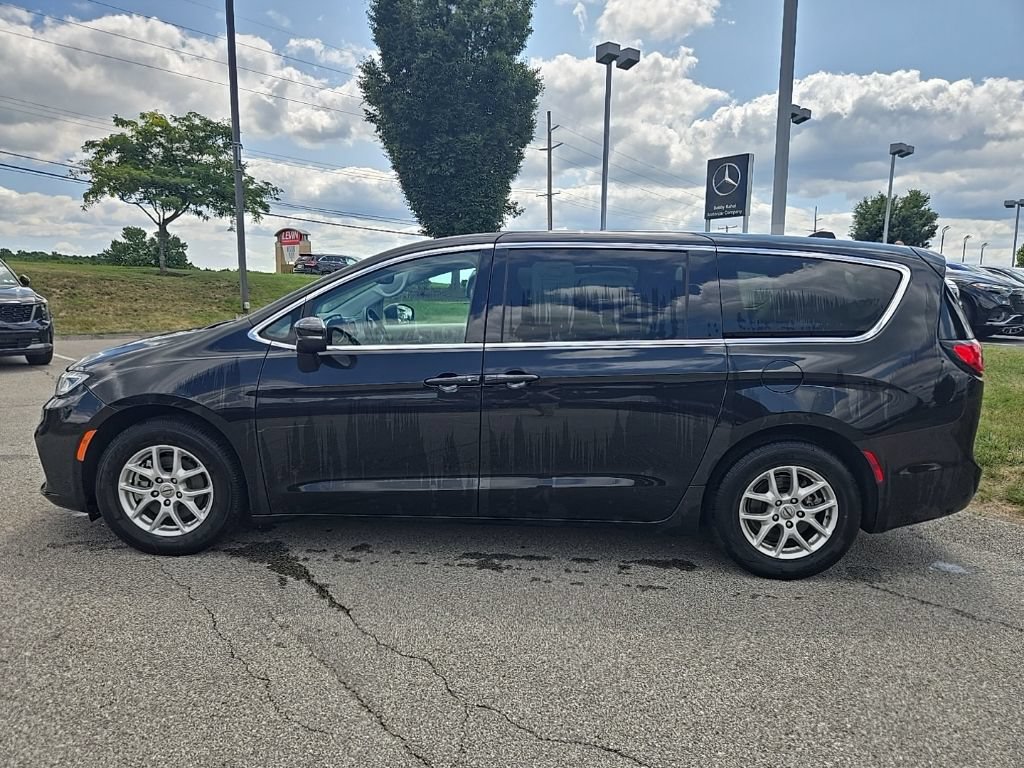 Used 2023 Chrysler Pacifica Touring-L FWD image 7