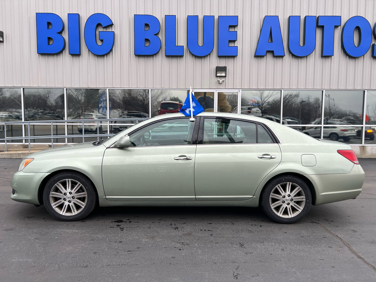 Used 2009 Toyota Avalon Limited image 2