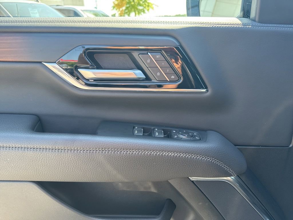 Used 2025 GMC Yukon XL Denali AWD/4WD image 11