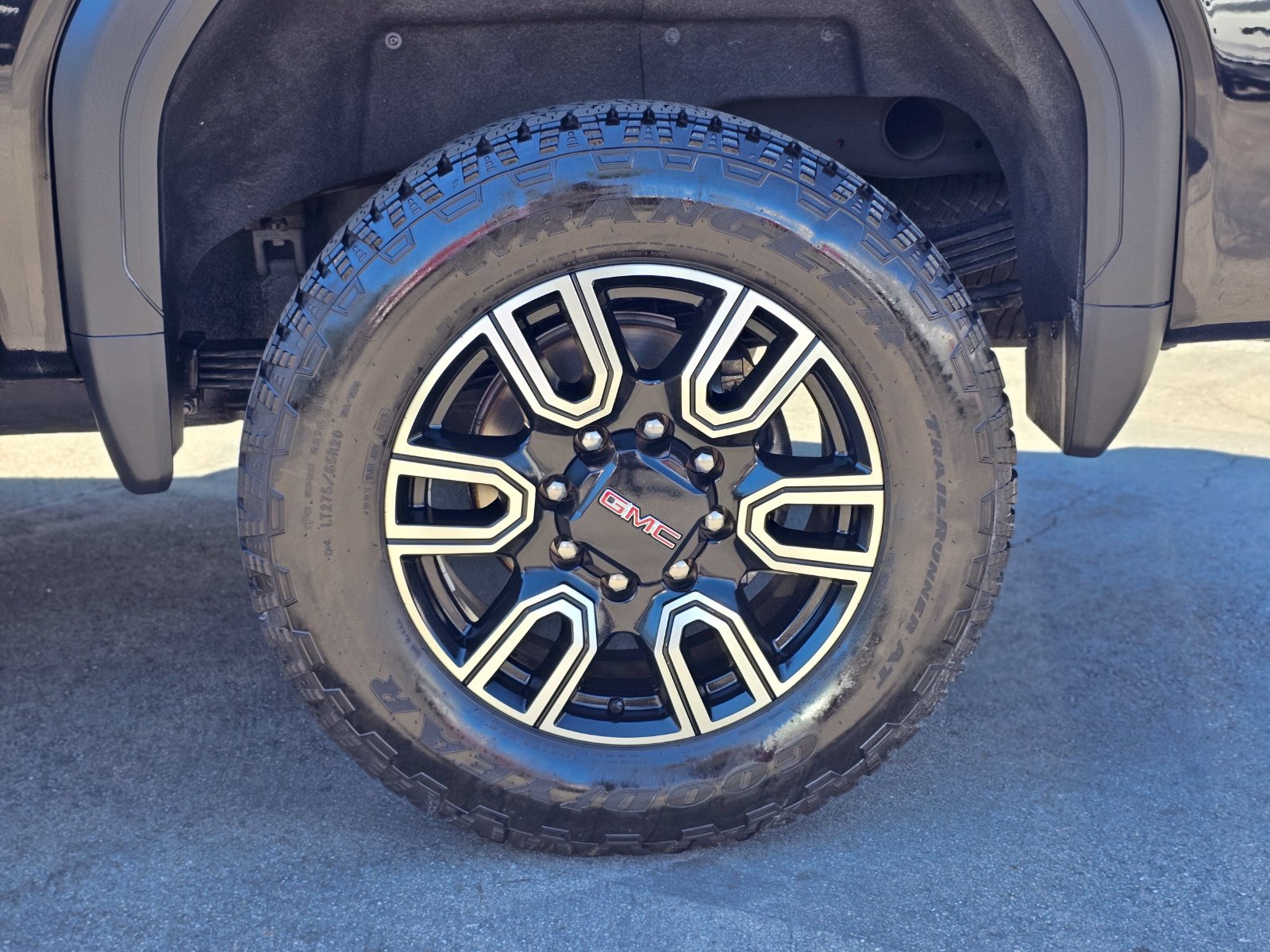 Used 2022 GMC Sierra 2500 AT4 w/ AT4 Preferred Package AWD/4WD image 13