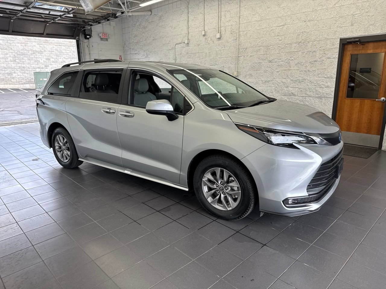 Certified 2025 Toyota Sienna XLE w/ XLE Plus Package AWD/4WD image 1