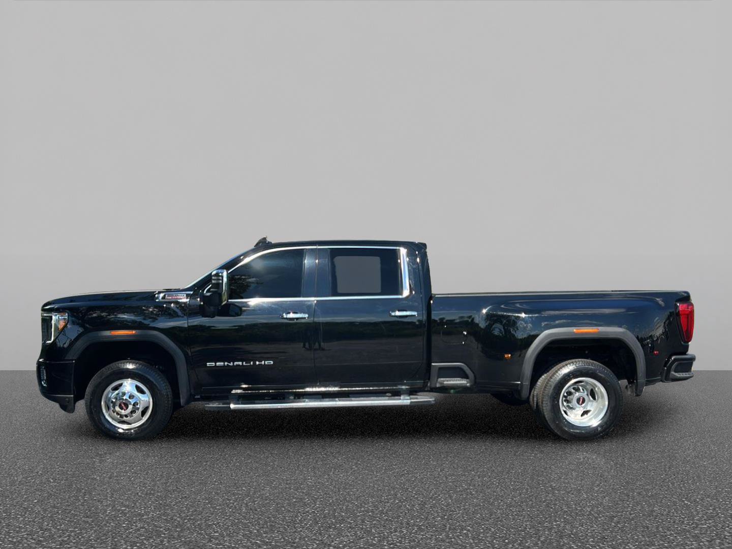 Certified 2022 GMC Sierra 3500 Denali w/ Technology Package AWD/4WD image 2