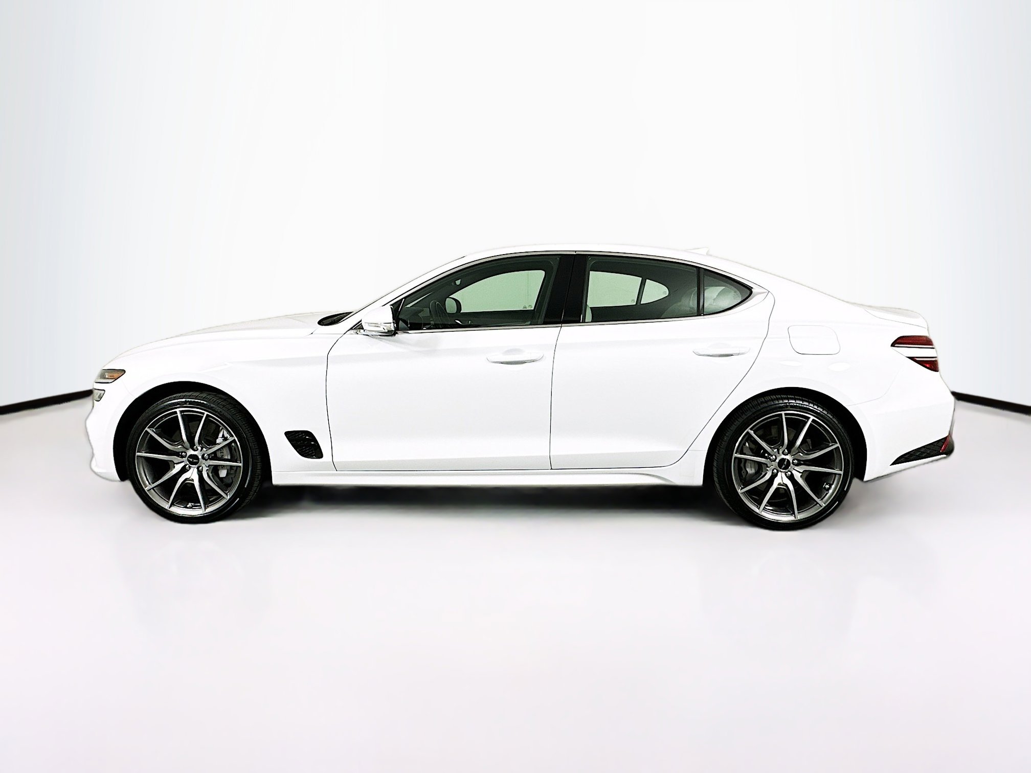 Used 2025 Genesis G70 2.5T image 4