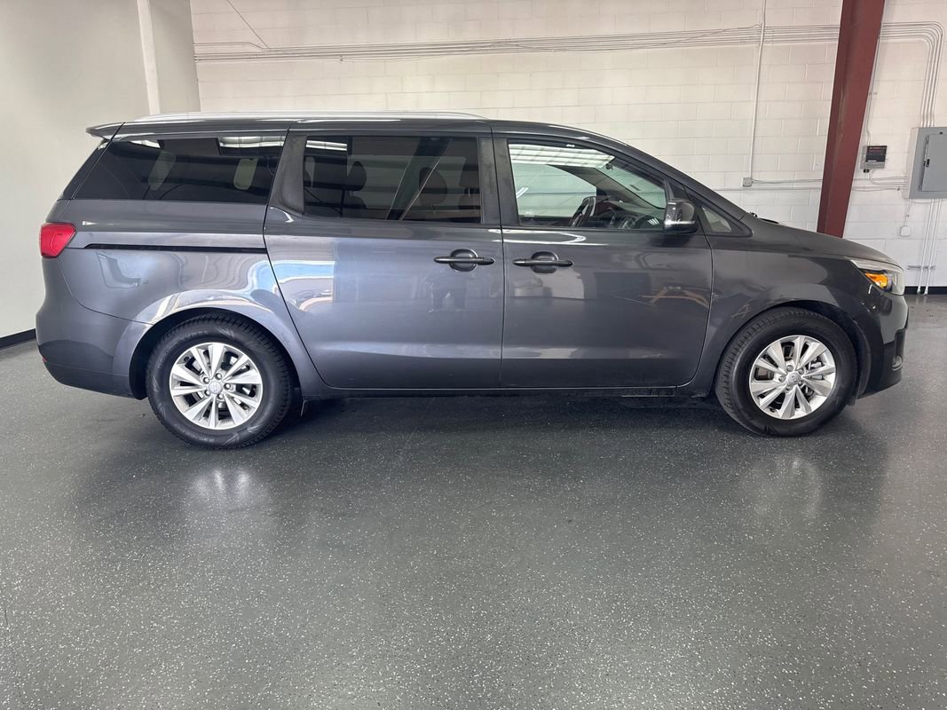 Used 2015 Kia Sedona LX w/ LX Convenience Package image 3