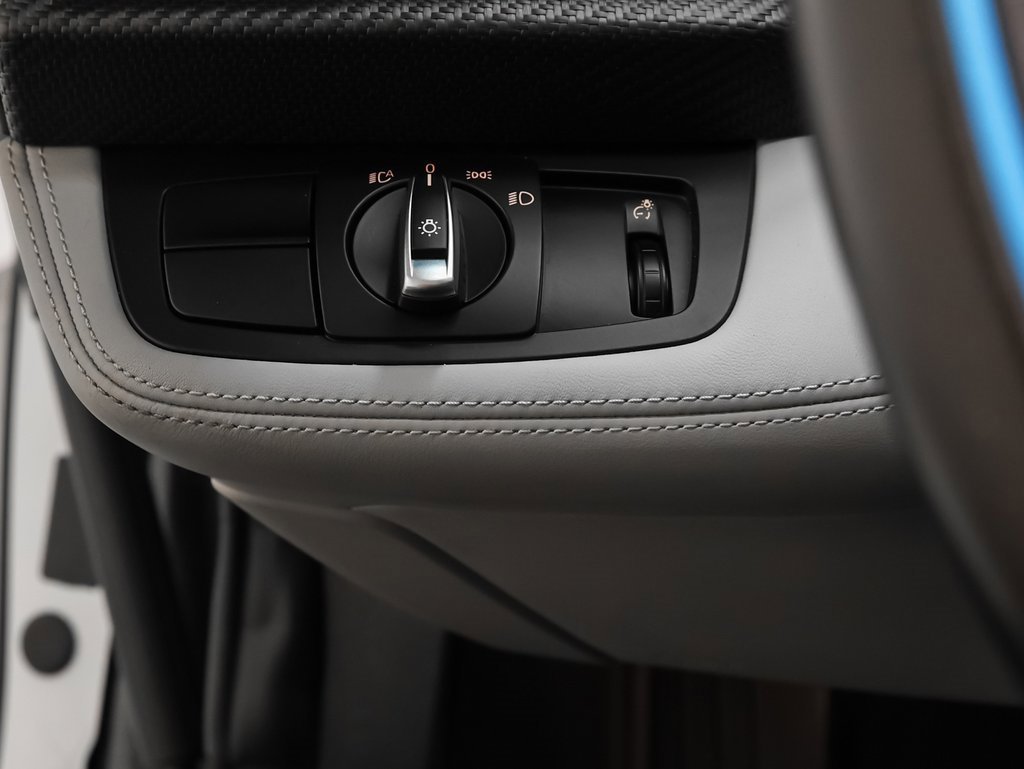 Used 2019 BMW i8 image 39