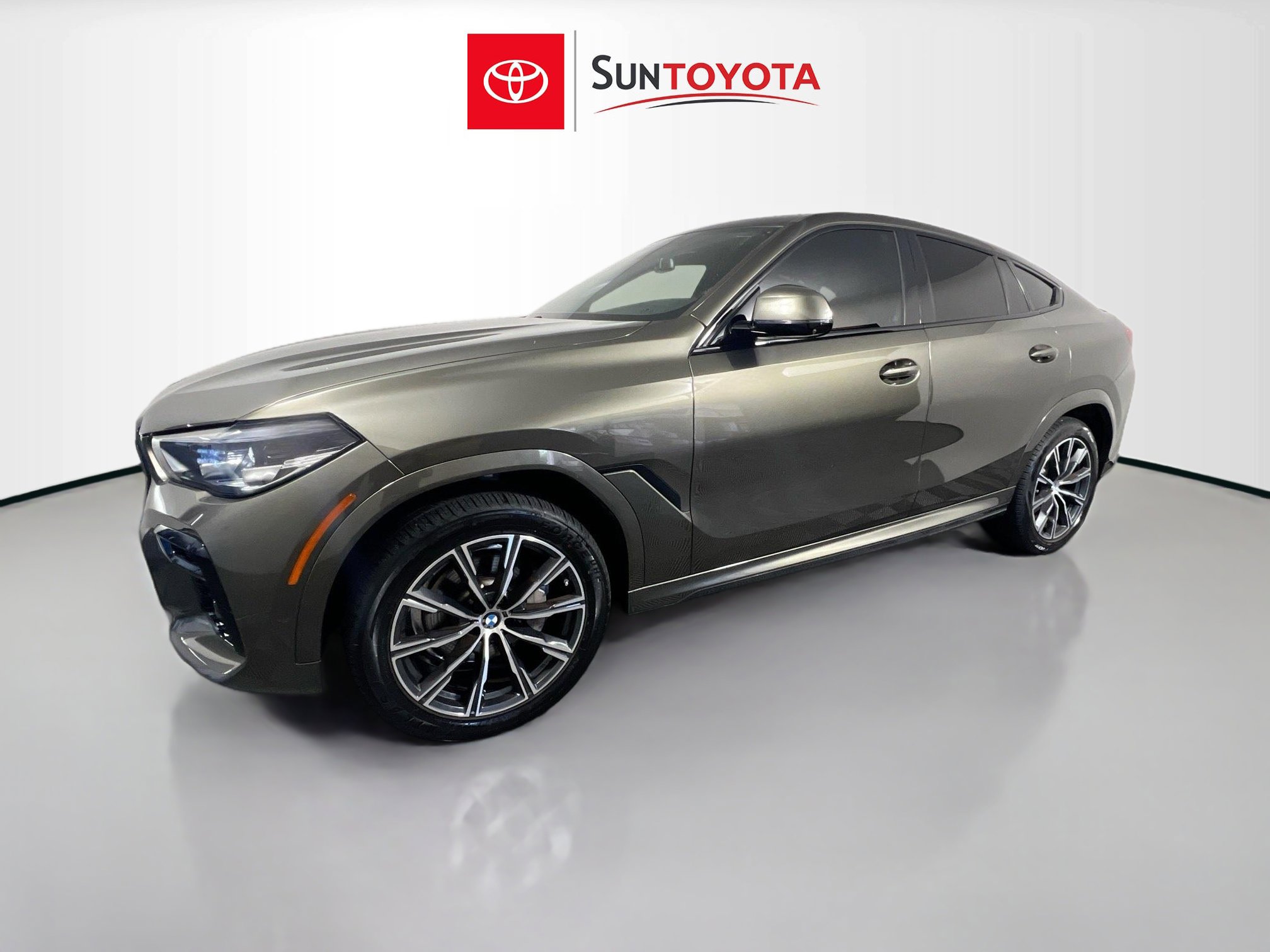 Used 2022 BMW X6 xDrive40i w/ M Sport Package AWD/4WD image 4
