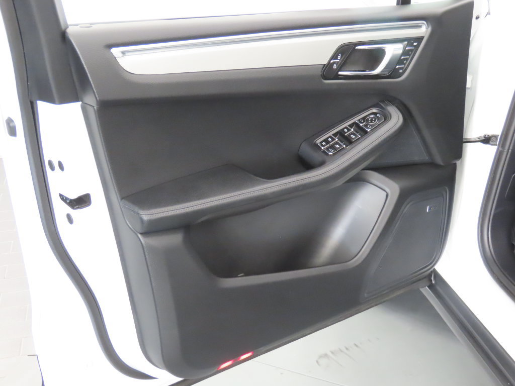 Certified 2026 Porsche Macan AWD/4WD image 35