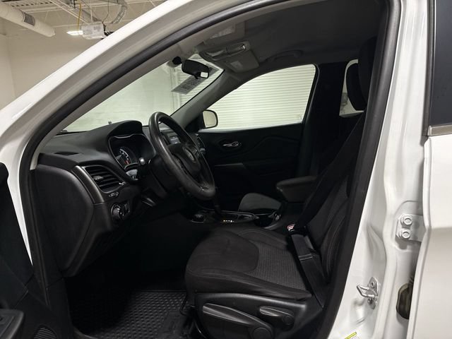 Used 2019 Jeep Cherokee Latitude w/ Popular Appearance Group AWD/4WD image 19
