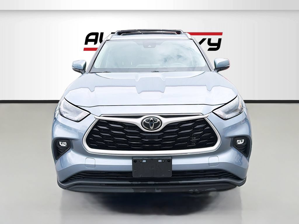Used 2022 Toyota Highlander XLE AWD/4WD image 2
