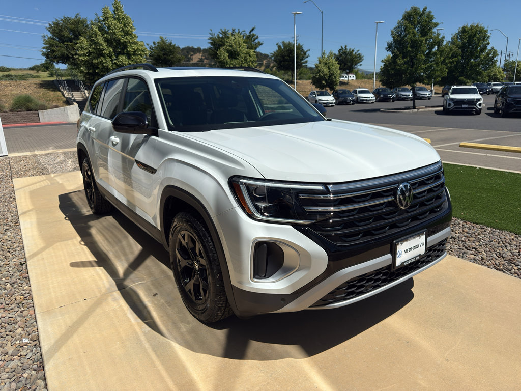 New 2025 Volkswagen Atlas Peak Edition SE image 3