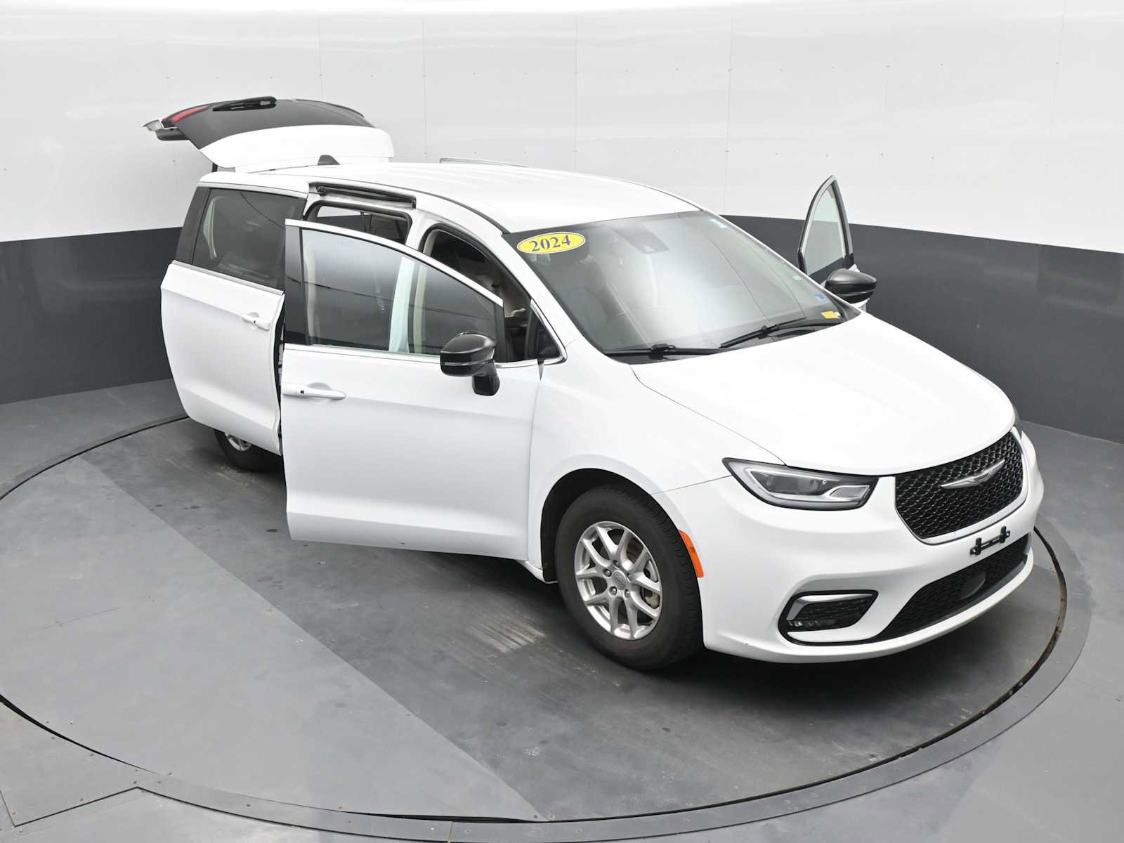 Used 2024 Chrysler Pacifica Touring-L image 26
