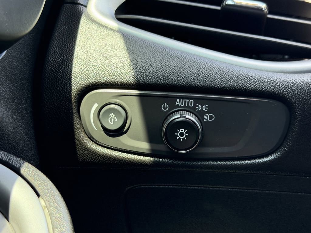 Used 2025 Chevrolet Malibu RS FWD image 28