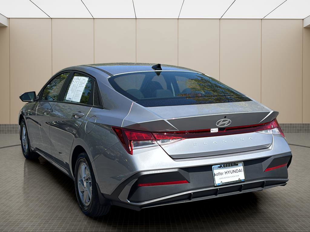 Used 2025 Hyundai Elantra SE FWD image 3
