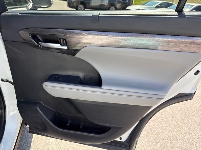 Used 2021 Toyota Highlander Platinum AWD/4WD image 11