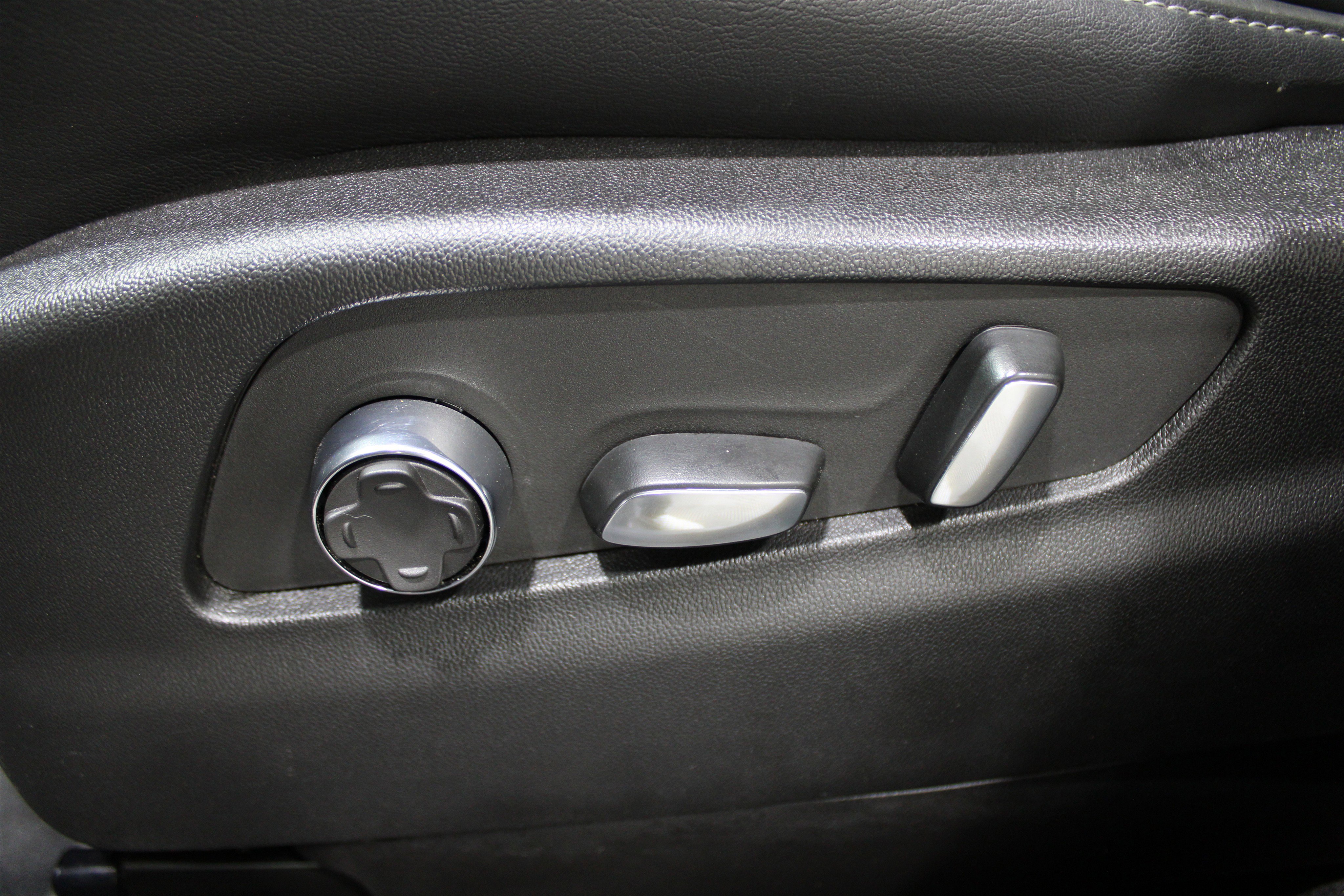 Used 2025 Cadillac XT4 Premium Luxury image 4