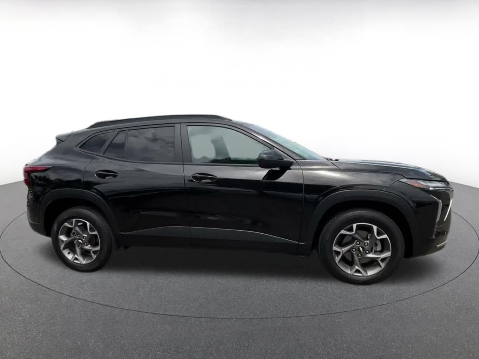 Used 2025 Chevrolet Trax LT FWD image 15