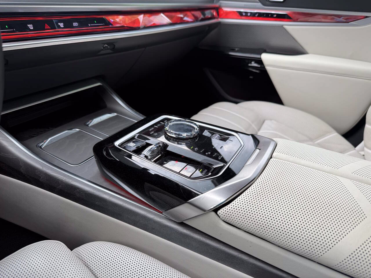 Used 2023 BMW 760i xDrive AWD/4WD image 45