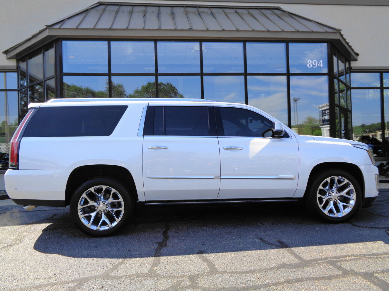 Used 2019 Cadillac Escalade ESV Platinum image 4
