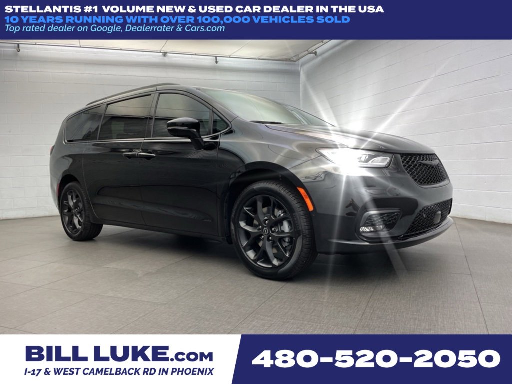 New 2026 Chrysler Pacifica Limited w/ Uconnect Theater Family Group
