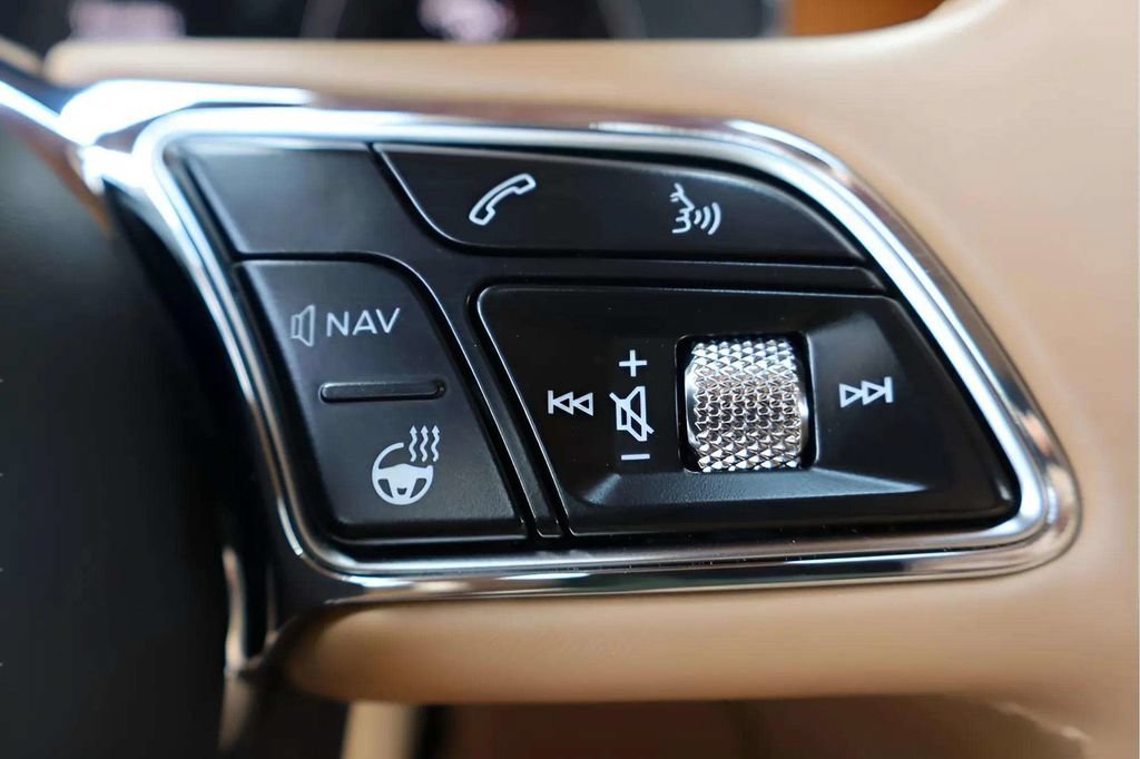 Used 2023 Bentley Bentayga Extended Wheelbase AWD/4WD image 18