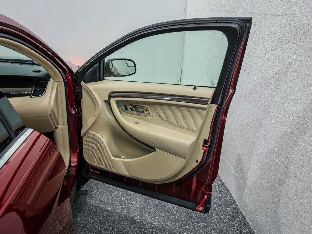 Used 2016 Ford Taurus Limited image 19