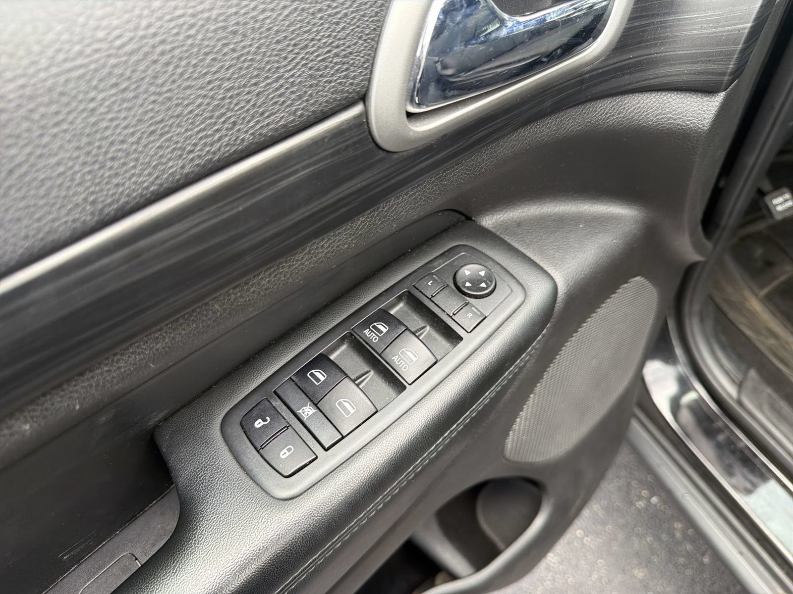 Used 2019 Jeep Grand Cherokee Laredo AWD/4WD image 14