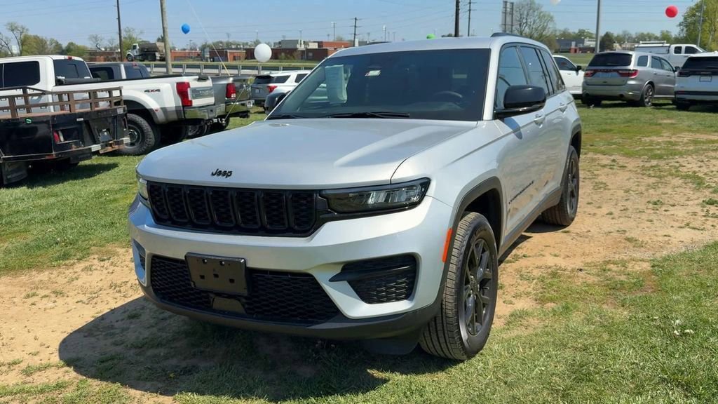 Used 2025 Jeep Grand Cherokee Altitude AWD/4WD image 2