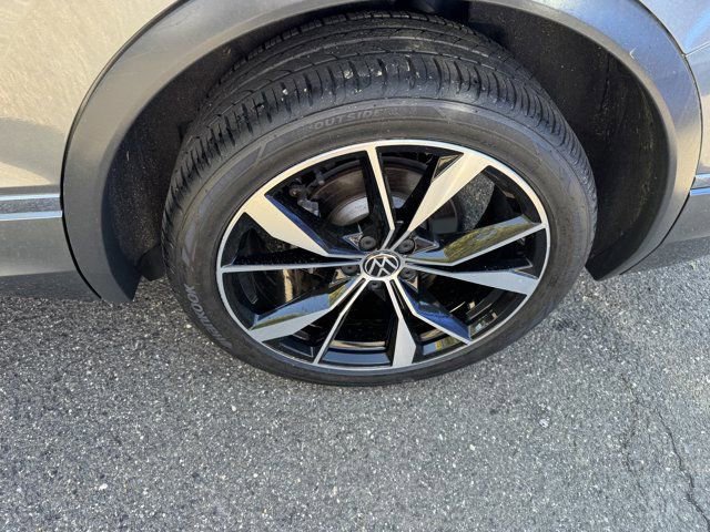 Used 2022 Volkswagen Tiguan SEL R-Line AWD/4WD image 11