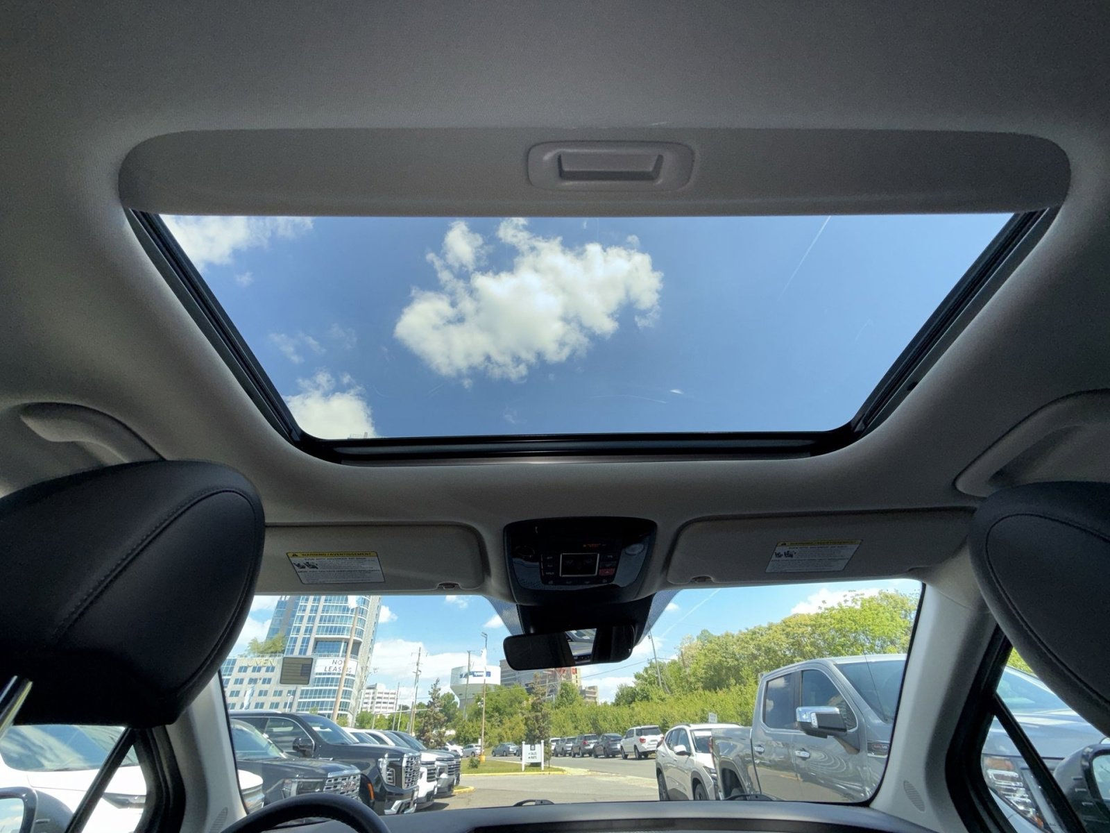 Used 2025 Kia Carnival SX w/ SX Dark Edition Package FWD image 24