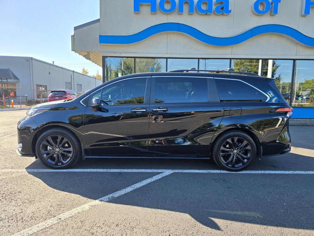 Used 2022 Toyota Sienna XSE image 2