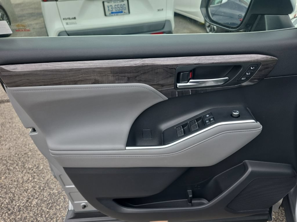 Used 2020 Toyota Highlander Limited AWD/4WD image 19