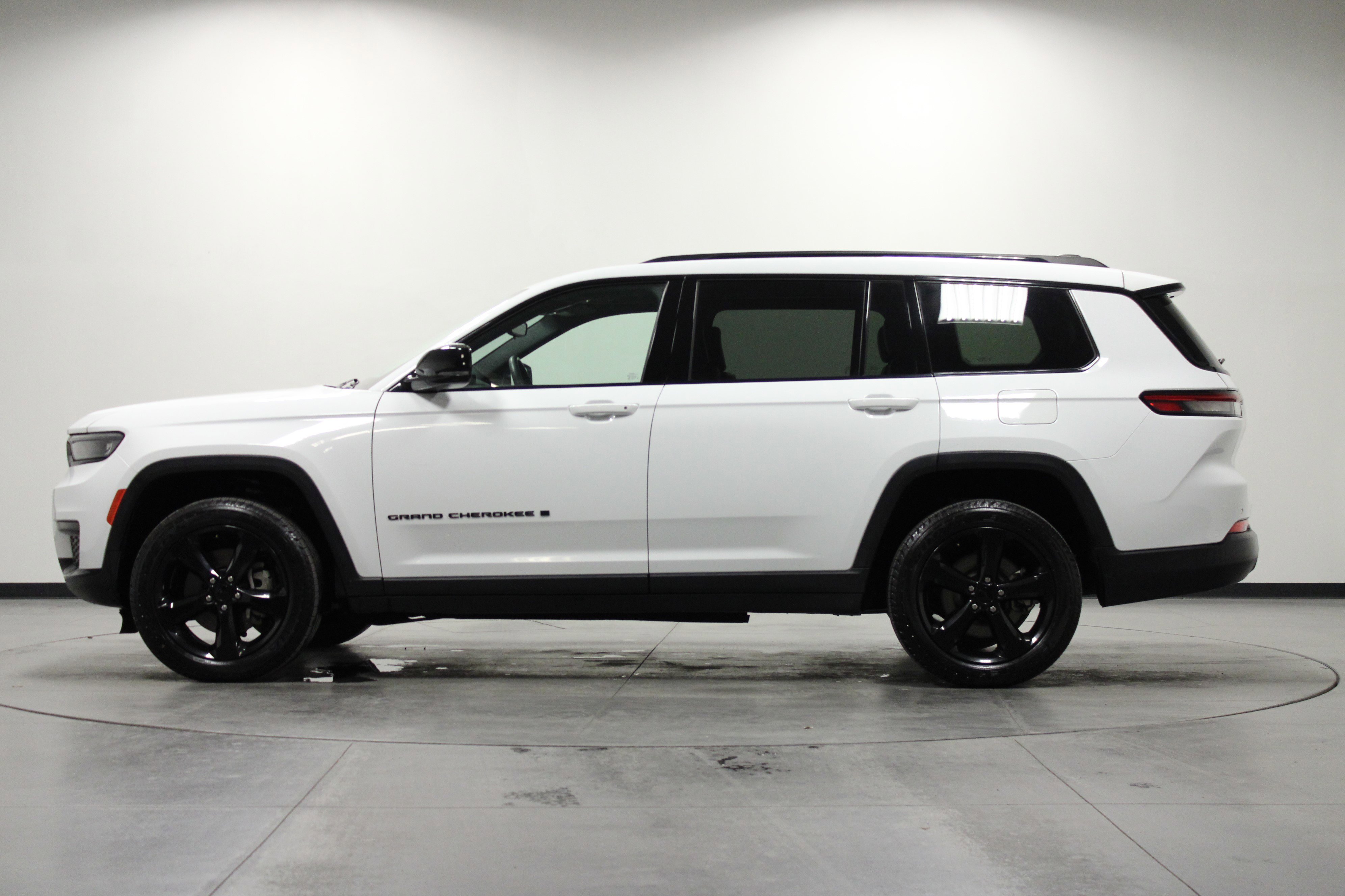 Used 2023 Jeep Grand Cherokee L Laredo image 7