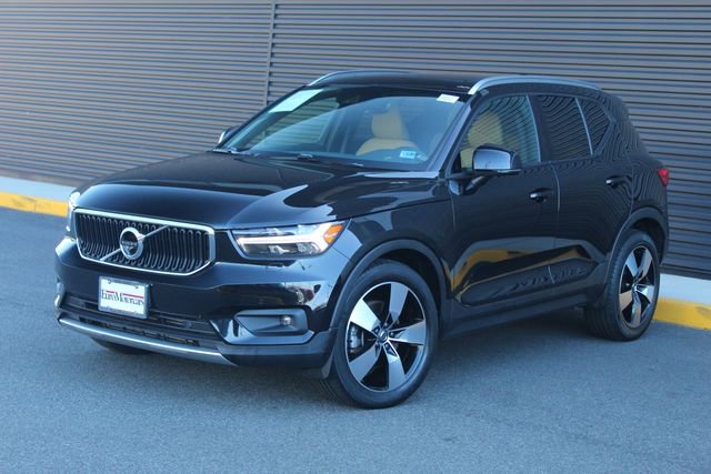 Used 2020 Volvo XC40 T5 Momentum w/ Protection Package Premier image 1