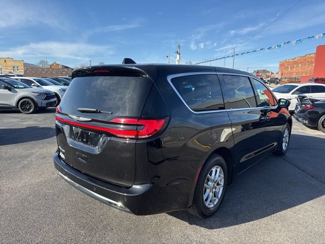 Used 2024 Chrysler Pacifica Touring-L FWD image 7