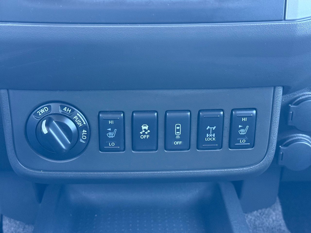 Used 2015 Nissan Frontier PRO-4X image 26