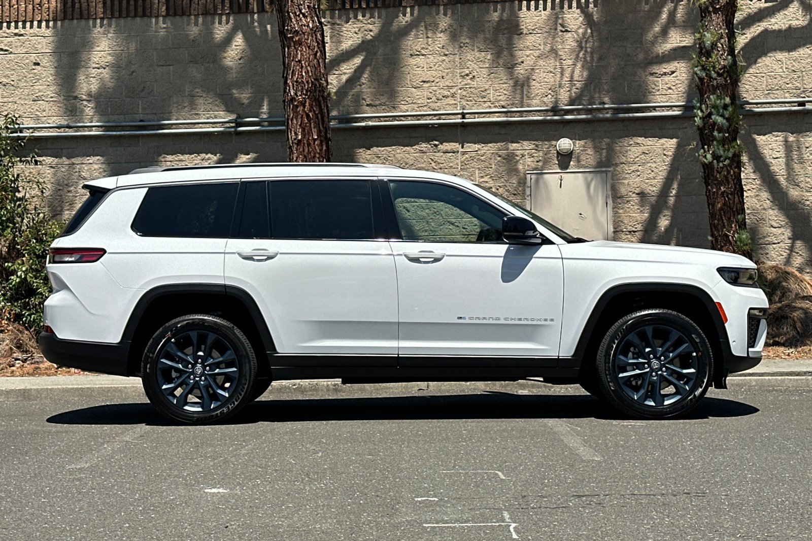 New 2026 Jeep Grand Cherokee L Limited AWD/4WD image 2