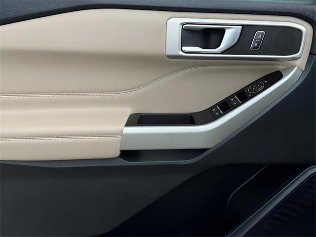 Used 2022 Ford Explorer XLT image 16