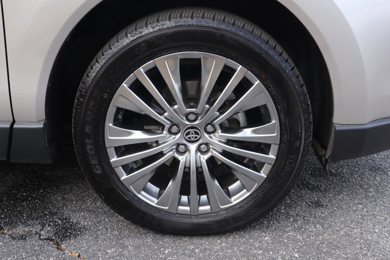 Used 2021 Toyota Venza Limited image 42