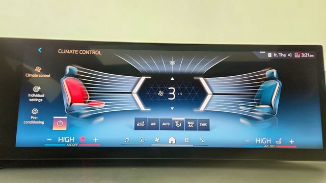 Used 2025 BMW 230i xDrive Coupe w/ Premium Package image 42