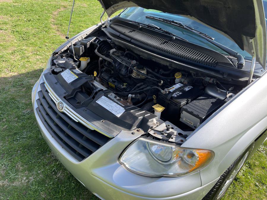 Used 2005 Chrysler Town & Country LX w/ Popular Equipment Group II FWD image 23