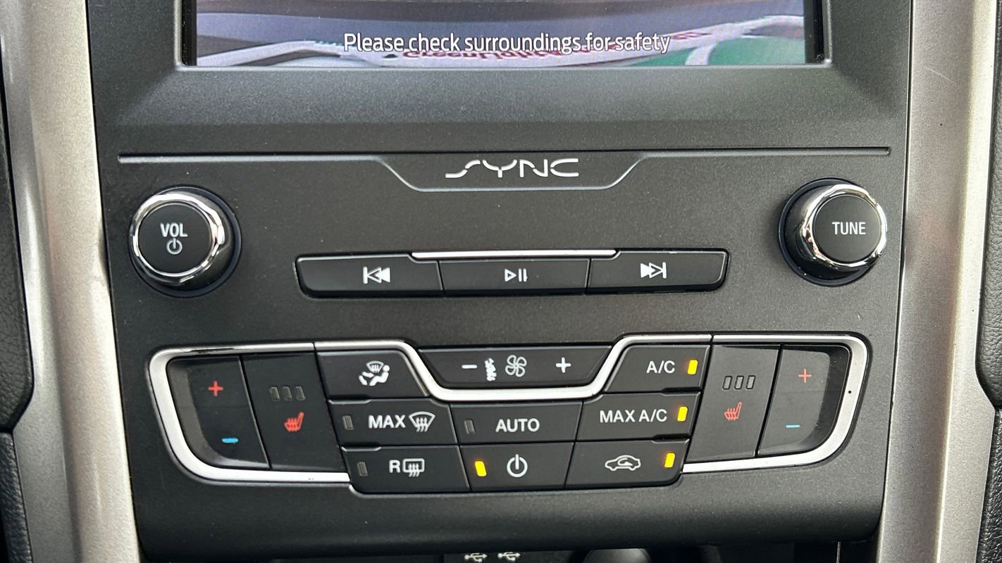 Used 2020 Ford Fusion SE AWD/4WD image 28