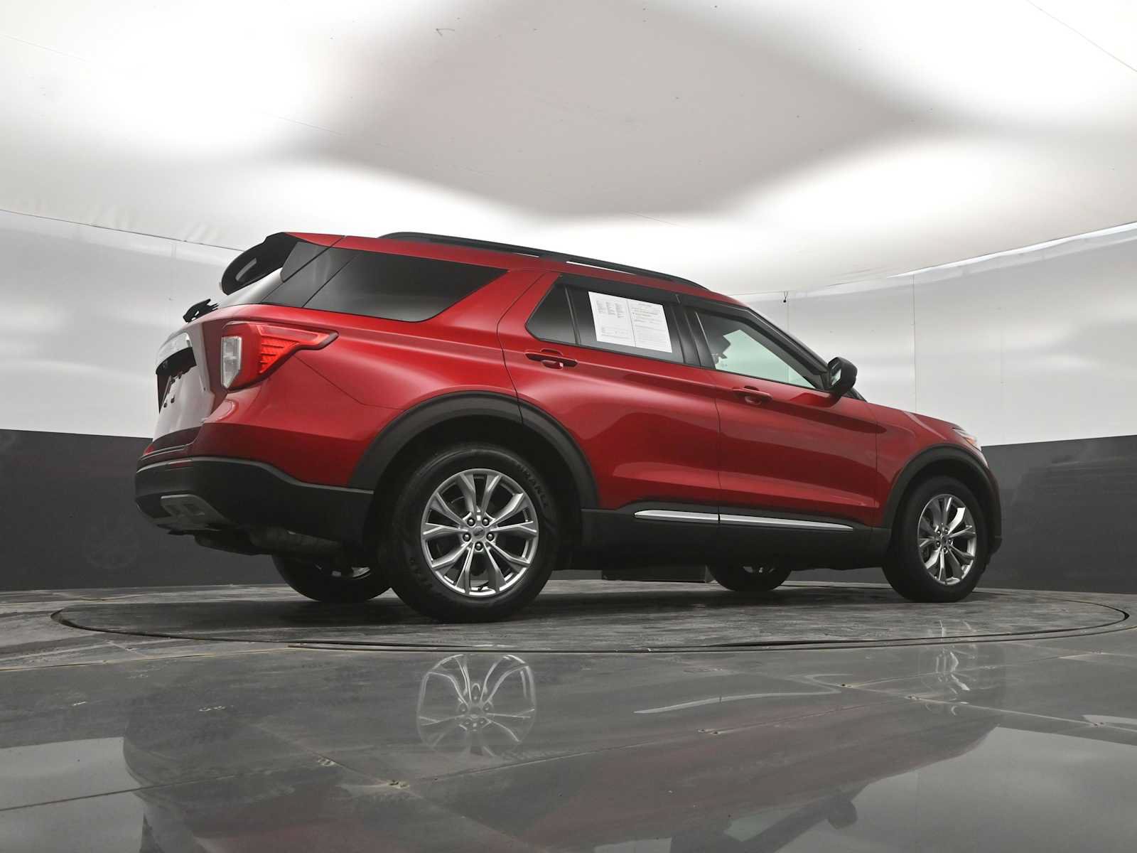 Used 2020 Ford Explorer XLT w/ Equipment Group 202A AWD/4WD image 40