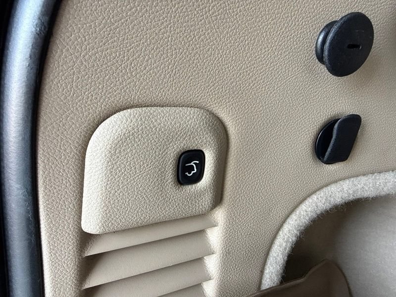 Used 2019 Jeep Grand Cherokee Overland AWD/4WD image 12